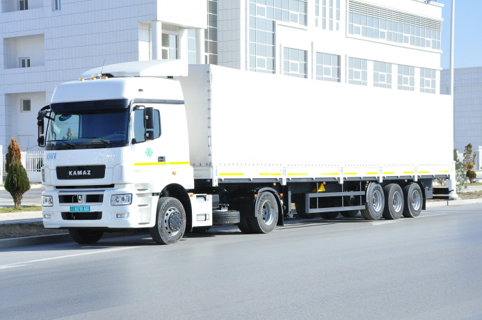  Ashgabat automobile enterprise offers cargo transportation services on modern semi-trailers