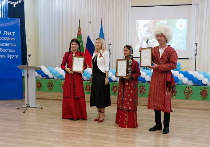  Победителям конкурса эссе в астраханской школе вручили подарки от президента Туркменистана