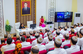 Dr. Melda Yildiz conducts AI and digitalization seminar at Yagshygeldi Kakayev International Oil and Gas University