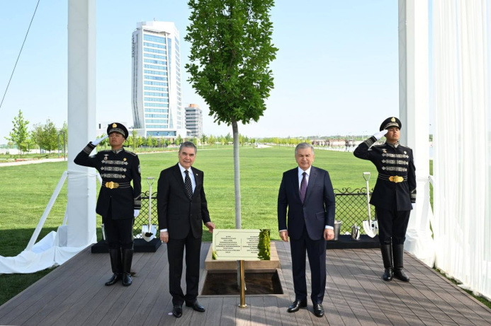  Gurbanguly Berdimuhamedov and Shavkat Mirziyoyev planted a tree together