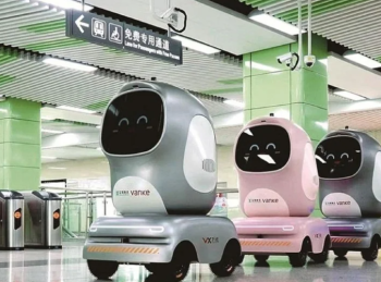 Hytaýda pingwin robotlar harytlary metro arkaly eltip başlady