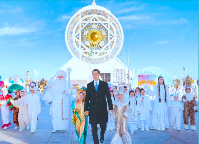  President Serdar Berdimuhamedov visited the main New Year tree of Turkmenistan