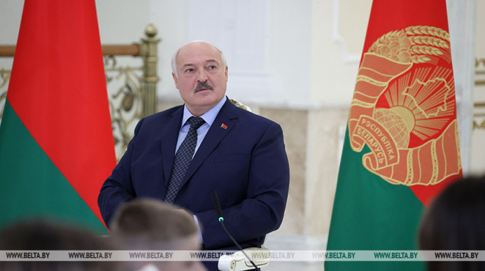  Lukaşenko 2024-nji ýyly - hiliň ýyly diýip yglan etmek hakynda karara gol çekdi