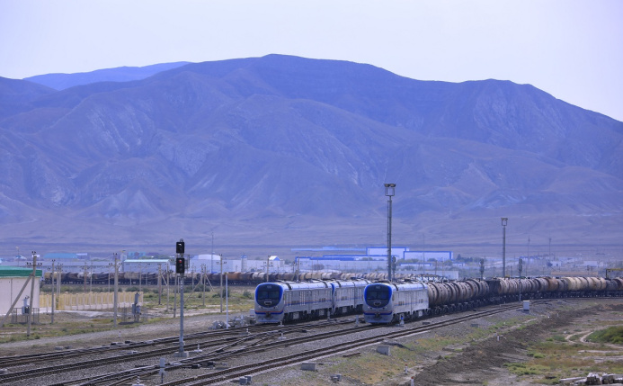  Туркменистан начнет транзитировать серу по новой иранской железной дороге Решт-Каспиан