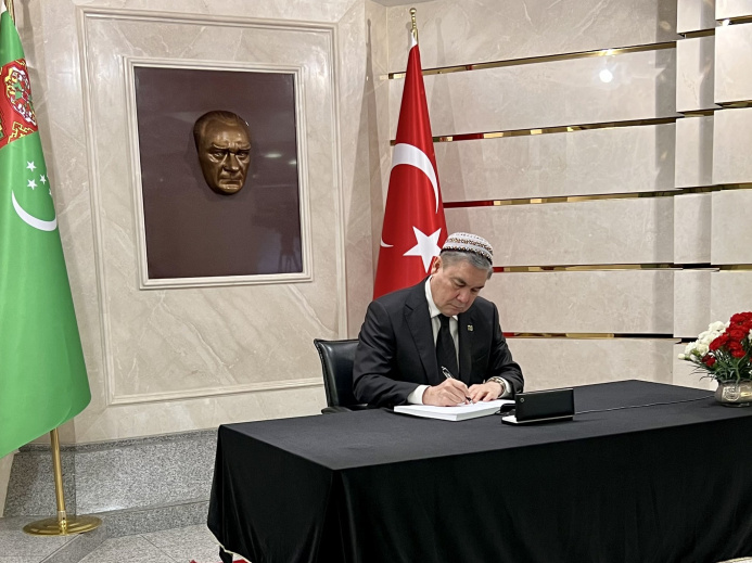  National Leader of Turkmen people, Chairman of Halk Maslahaty of Turkmenistan Gurbanguly Berdimuhamedow arrived at the Embassy of the Republic of Turkey and expressed sympathy to the representatives of brotherly country