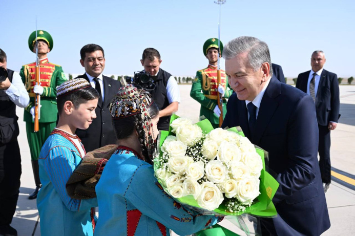  President of Uzbekistan Shavkat Mirziyoyev Arrives in Turkmenistan on Working Visit