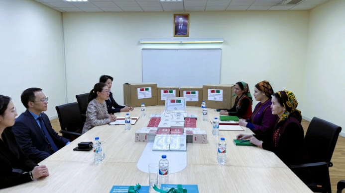  The Chinese Embassy in Turkmenistan handed over books to the IIR Ministry of Foreign Affairs of Turkmenistan