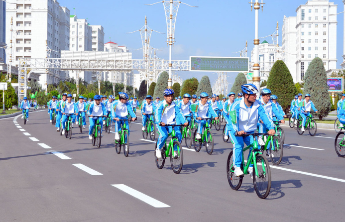  В Ашхабаде прошел массовый велопробег во главе с президентом Туркменистана