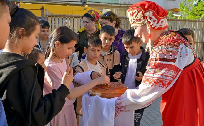  Türkmenistanly myhmanlar Astrahandaky Senetçilik öýüne baryp gördüler