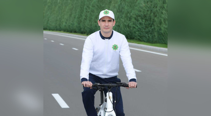  Serdar Berdimuhamedov took part in a mass cycling race on World Health Day