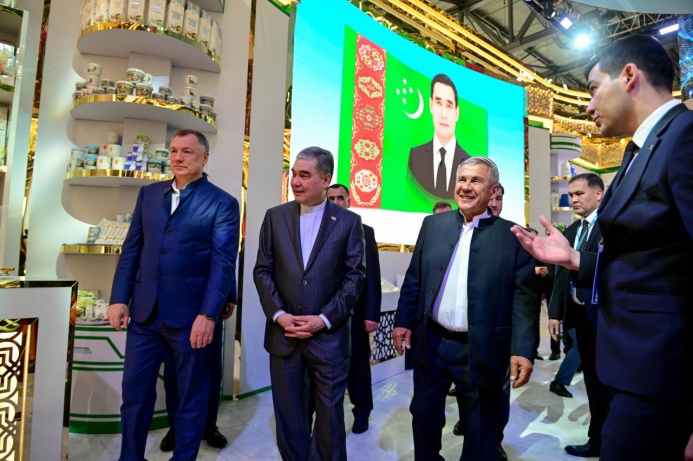  Gurbanguly Berdimuhamedow, Rustam Minnihanow, Marat Husnullin Russia Halal Expo sergine baryp gördüler