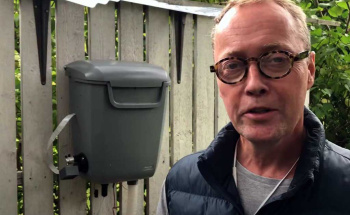 Scientist taught magpies to collect bottle caps