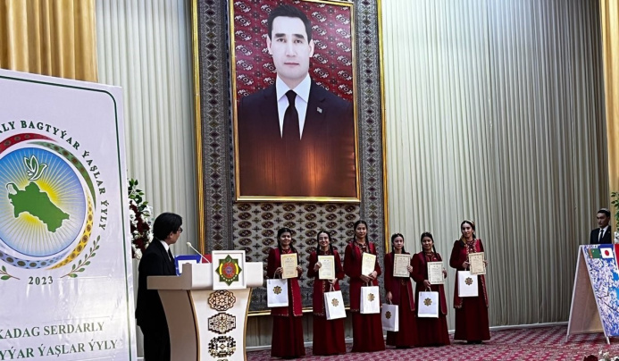  Diplomatlar we Ýaponiýadan gelen mugallymlar TMDDI-nyň talyplarynyň ýapon dili derejesine baha berdiler