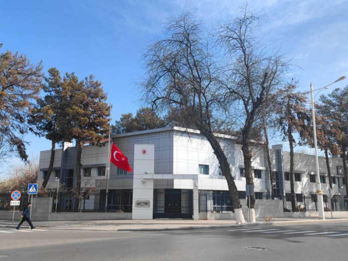  Посольство Турции в Ашхабаде приспустило флаг в знак траура по погибшим при землетрясении