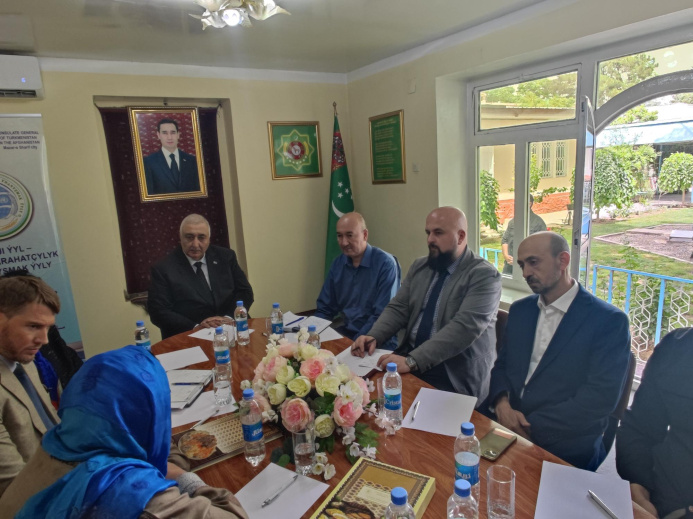  Mazary-Şarifde tegelek stoluň başynda BMG-niň wekilleri we diplomatlar parahatçylyk we ynanyşmak meselelerini ara alnyp maslahatlaşdylar