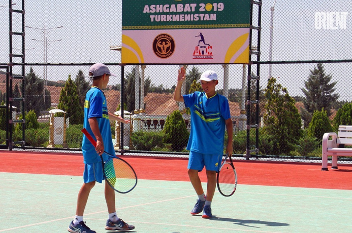  Young Turkmen tennis players – third in Central Asia
