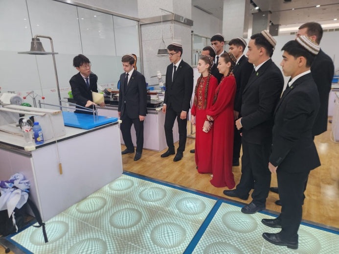  International oil and gas university students interning in China