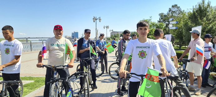  Туркменский флаг на набережной Волги в Астрахани