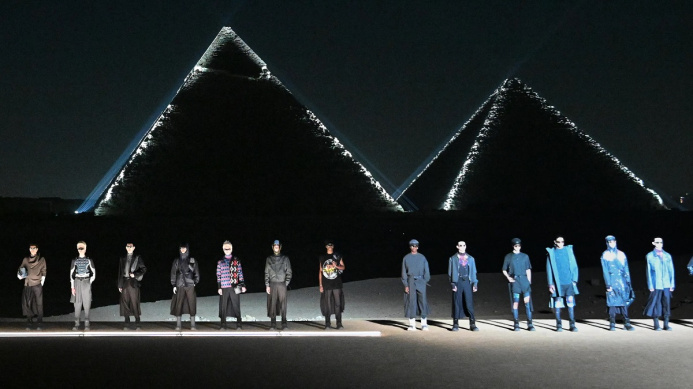  Dior провел показ мод у египетских пирамид