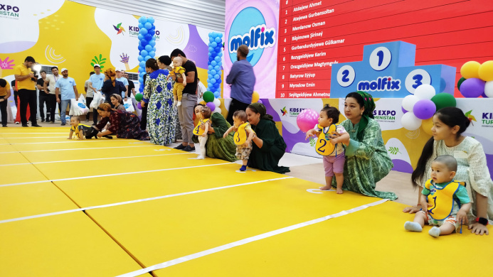  A crawling marathon among babies was held at the Kids Expo exhibition