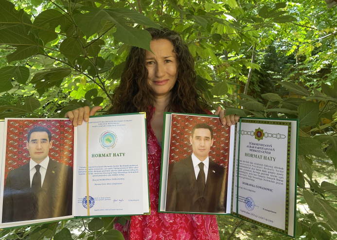  The wife of the EU Ambassador to Turkmenistan was awarded certificates of honor for her contribution to the greening of Ashgabat