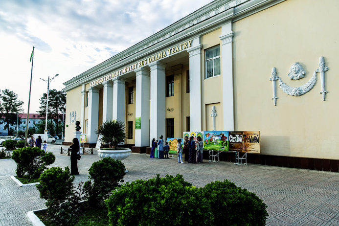  Пушкинский театр приглашает ашхабадцев на премьеру спектакля «8 любящих женщин»