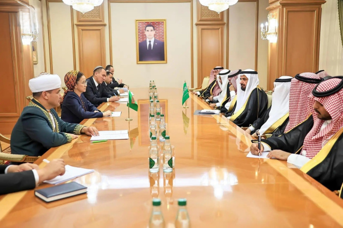  Saudi Minister of Hajj and Umrah Discusses in Turkmenistan Pilgrim Services