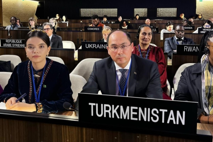  Туркменские делегаты в Париже обсуждают культурное разнообразие