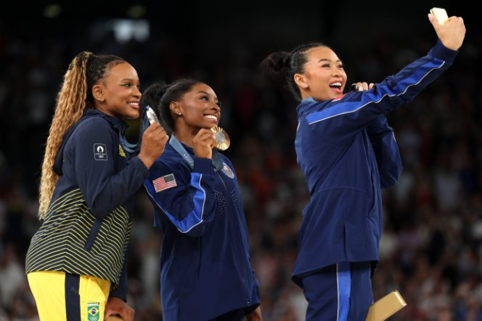  Pariždaky Olimpiýa oýunlarynda medal gazananlar “Samsung”-yň kömegi bilen ýeňiş selfisini alýarlar