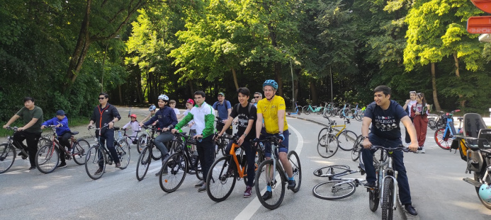  A festive cycling event organized by the Turkmen diplomatic mission took place in Brussels