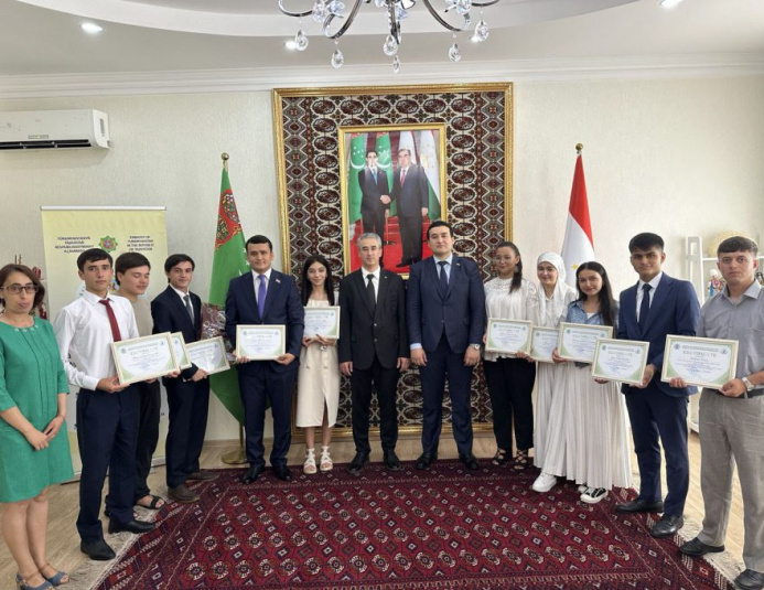  В Душанбе таджикским студентам вручили призы научного конкурса туркменского вуза