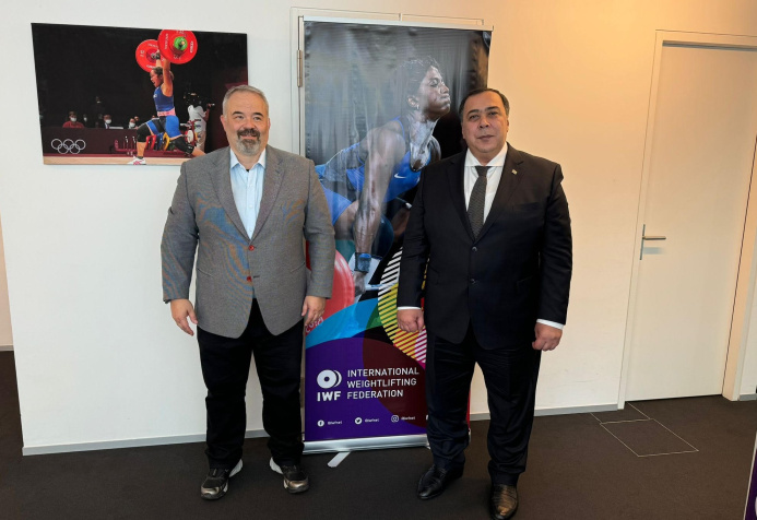  Гендиректор IWF вручил сертификат на участие туркменского арбитра в Олимпиаде в Париже