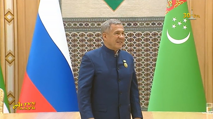  Berdimuhamedov presented Minnikhanov with the Order of Turkmenistan