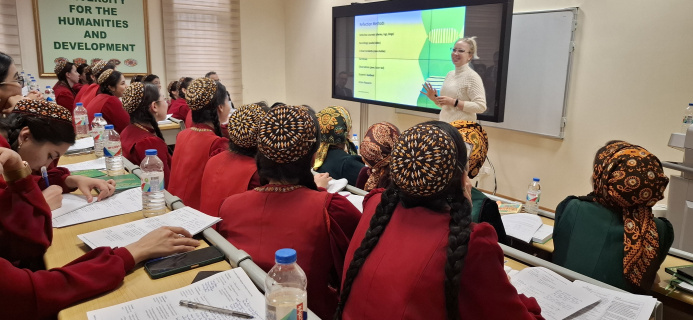  British experts conducted training sessions for Turkmen teachers and students