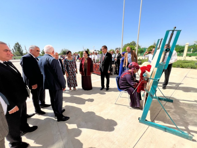  Täjigistandaky Magtymguly Pyragy adyndaky orta mekdepde döredijilik duşuşygy geçirildi
