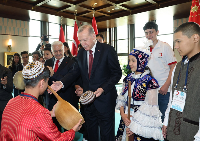  Ребята из Туркменистана подарили президенту Турции Эрдогану тахью и дутар