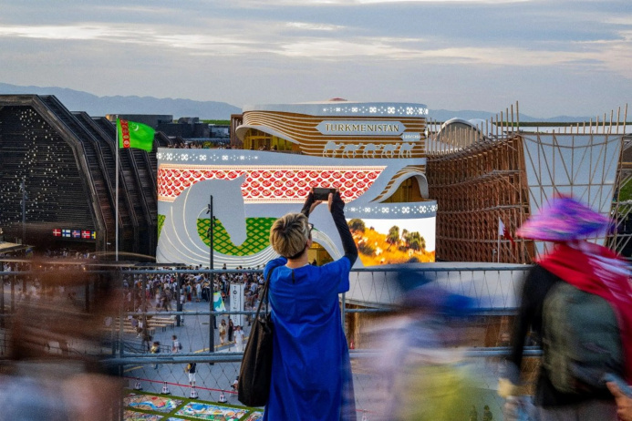  "The Quiet Charm of Turkmenistan": A View from Kazakhstan on the Osaka Pavilion