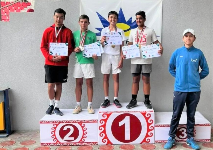  Туркменский теннисист завоевал две медали на турнире в Таджикистане