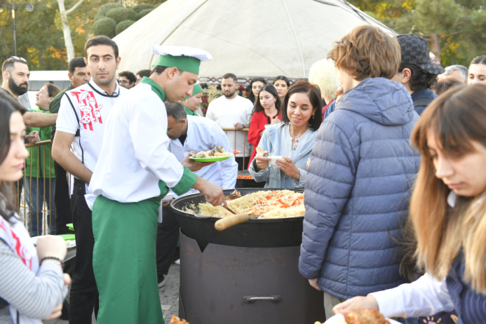  Туркменский вкус в Баку: Праздник дружбы и кулинарное искусство на Бакинском бульваре