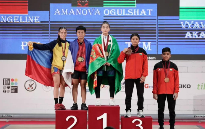  Туркменская тяжелоатлетка завоевала золото на юношеском чемпионате мира в Албании