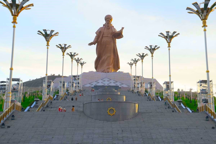 В Ашхабаде открыли культурно-парковый комплекс и монумент Махтумкули Фраги