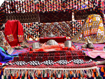 Российскому этнографическому музею переданы комплекты традиционной туркменской одежды