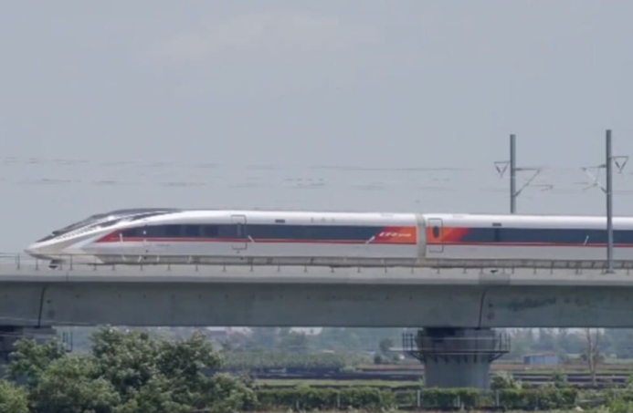 China Tests the World’s Fastest Train, the CR450