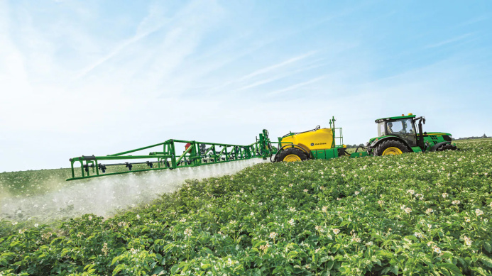  Türkmen oba hojalyk işgärleri John Deer kompaniýasynyñ soñky nesliniñ döwrebap tehnikasyny ulanyp başladylar